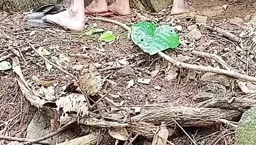 Kocası Ormanda Çalışırken Evli Kadın Komşusuyla Sikiliyor