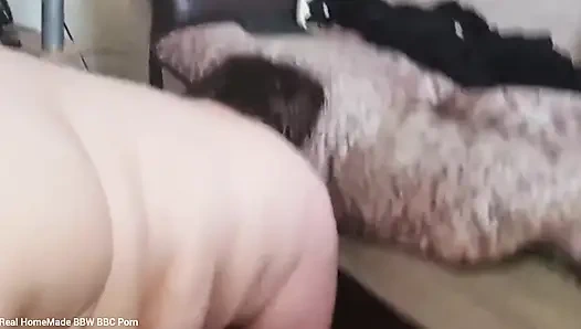 Трахаю польскую жиробасину раком, кончаю на ее большую попку