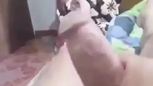 Yaşlı lonley Arnavut baba evde tek başına eğleniyor.