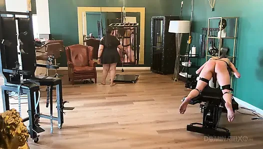 Dominatrix zindanında sidik sırılsıklam bağlı köleler