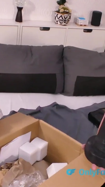 Эмоциональный момент из "Разобщая мой новый страпон на сбруе и силиконовые дилдо"