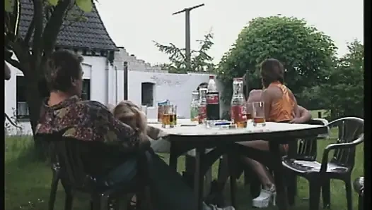 Parti bol miktarda horozla başlar