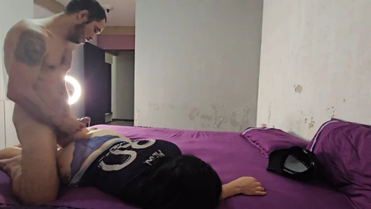 Evli amatör heyecanlı bir şekilde stadyuma geliyor ve amatör sikişiyor ve götüne boşaltıyor