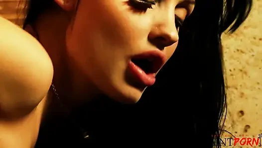 Aletta Ocean öyle ya da böyle amını yediriyor