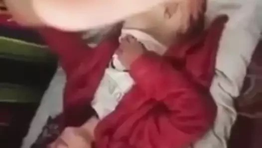 Yaşlı adam amını yalıyor