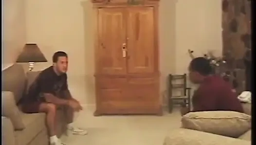 Sert yaraklı iki canı sıkılan adam için bir zenci kız