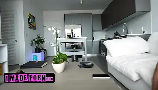 Porno yaptım - güzel sarışın genç kız covid'in sonunu kutlamak için azgın erkek arkadaşının sikini emiyor