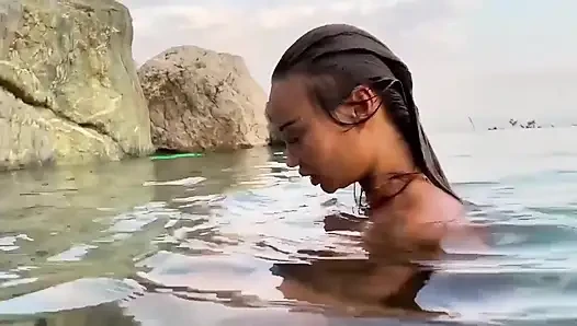 Monika Fox güzel bir yerde çıplak