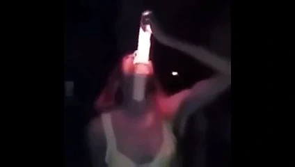 Kız gerçekten büyük bir ışıklı yapay penis deepthroats