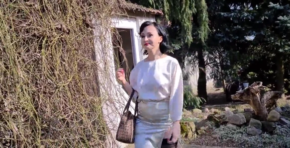 Wanilianna bahçede seni azdırıyor. İlkbahar etrafta her yerde, çiçekler çiçek açıyor ve yapay penisinin kullanılması gerekiyor