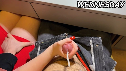 Kız öğrenci matematik sınıfında masanın altında yine mastürbasyon yapıyor. (Okulda)