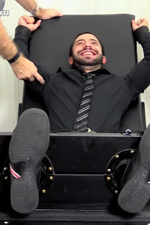 Dövmeli porno yıldızı Nick Cross çıplak gıdıklanıyor