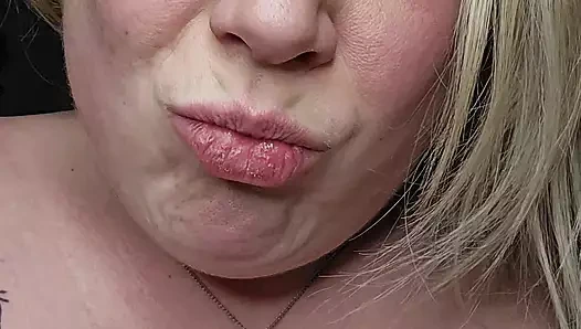 Anne zevk için oynamayı ve fışkırtmayı seviyor