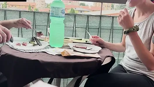 Lara et yiyor, sonra sakso çekiyor ve kanepede dölleniyor