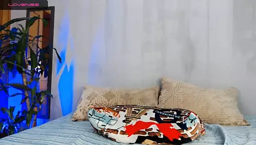 Busty latin charlotte kendi meme uçlarının lezzetli olduğunu düşünüyor