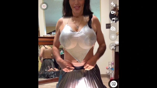 Transparan zincirli posta üstlü transeksüel güzel rafını gösteriyor