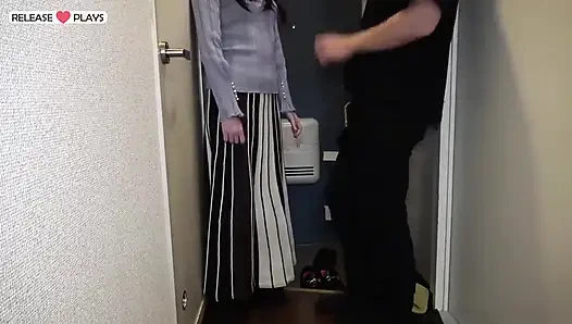 Sansürsüz ev ziyareti ortaya çıktı. Kocasının yokluğu sırasında aşina bir sıska evli güzellik