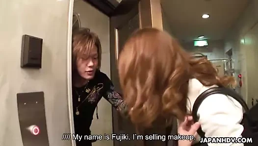 Çekici japon pazarlamacı gangbanged ve creampied alır