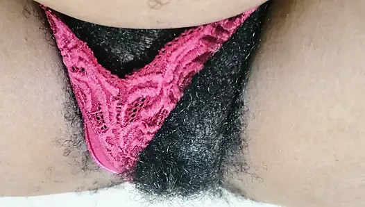 Külotunu bir kenara koyan güzel olgun orta yaşlı seksi kadın kıllı amcık