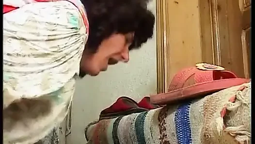 Çiftçinin karısı taşrada bir şehirli adam tarafından sikiliyor