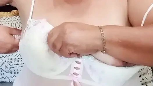 İri güzel kadın büyük memeli zengin memeler mastürbasyon yapıyor