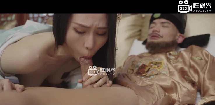 Yeni Asyalı ateşli elbiseli kız masaj için geldi ve ağzında büyük bir yarakla sona erdi