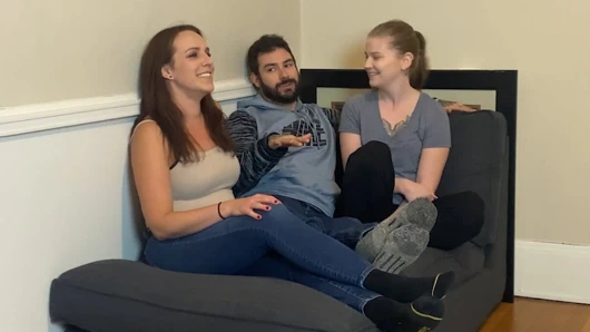 Çok dövmeli adam oyunu kazandı ve çifte sakso çekiyor