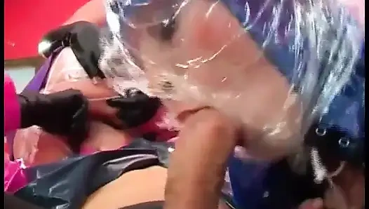 Lateksli iki sürtük köle sert büyük bir yarak emiyor