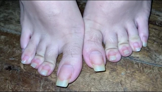 Onun uzun seksi ayak tırnakları