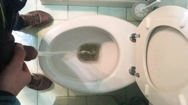 писаю в ванне