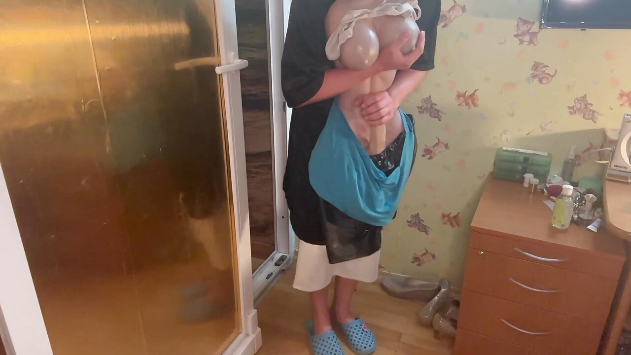 Boşalana kadar travestiyi taşımak ve mastürbasyon yapıyor
