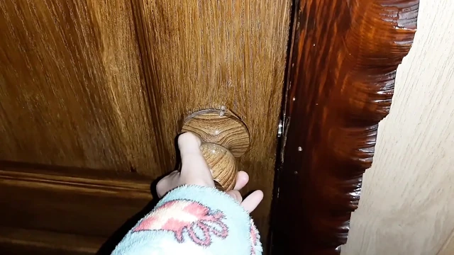 Üvey annemin tuvalette mastürbasyon yaparken inlesini duydum ve onu izlemeye başladım