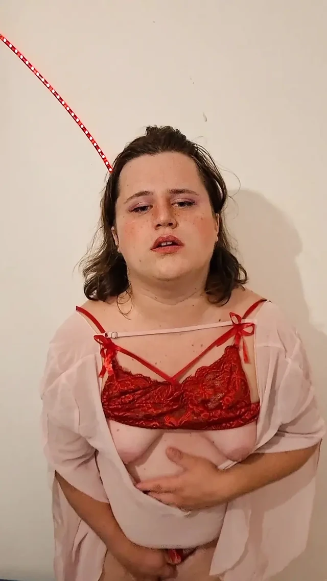 Tatlı travesti senin için soyunuyor