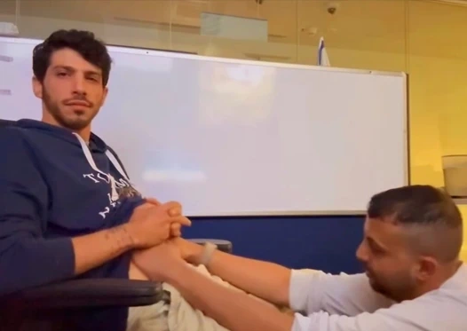 Arkadaşım iş yerinde büyük yarağımı sağıyor