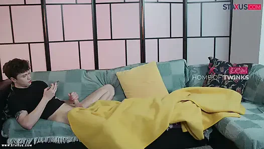 Staxus :: Oda arkadaşımın kalın yarağını okşuyor... Sonra onu sikmem için yalvardı!