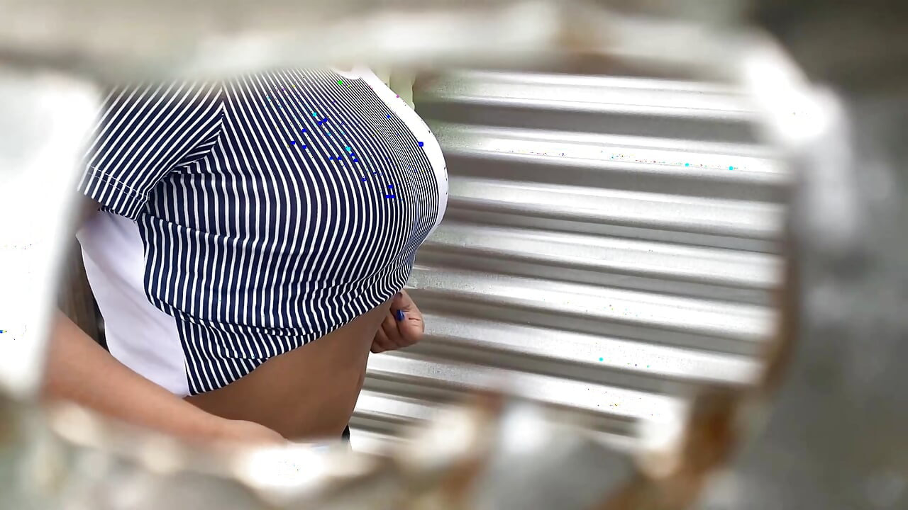 Kızları soyunma odası deliğinden izliyorum