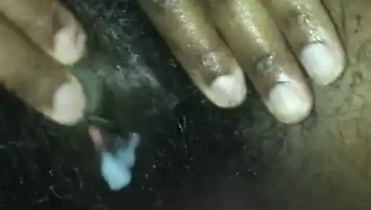 Mastürbasyon için onun kıllı siyah karısı