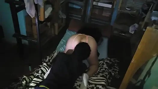 Geceleri pembe tangalı ve siyah elbiseli bir sürtüğü emiyorum