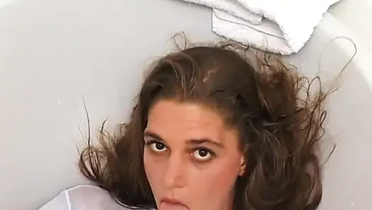 Külotlu çoraplı esmer mastürbasyon yapıyor