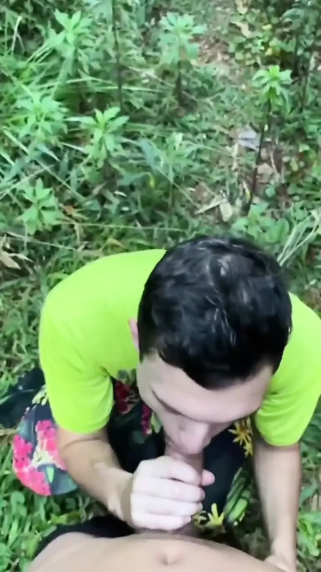 Ormanda iki erkek oral seks yapıyor