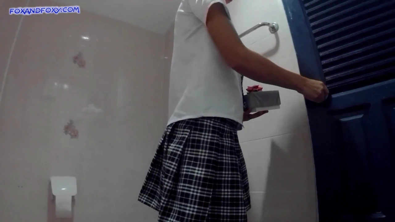 सार्वजनिक स्थान पर रिमोट कंट्रोल वाइब्रेटर और धारा निकलना