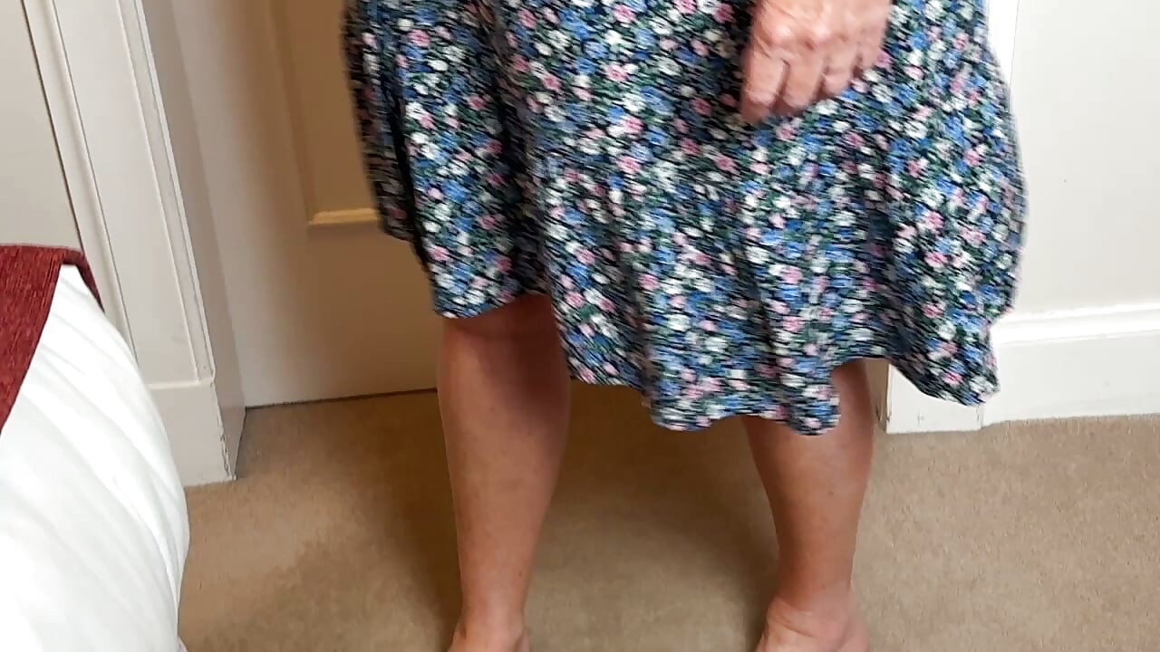 Mrs Mature Feet Günlük Kıyafetlerle Soyunma #500