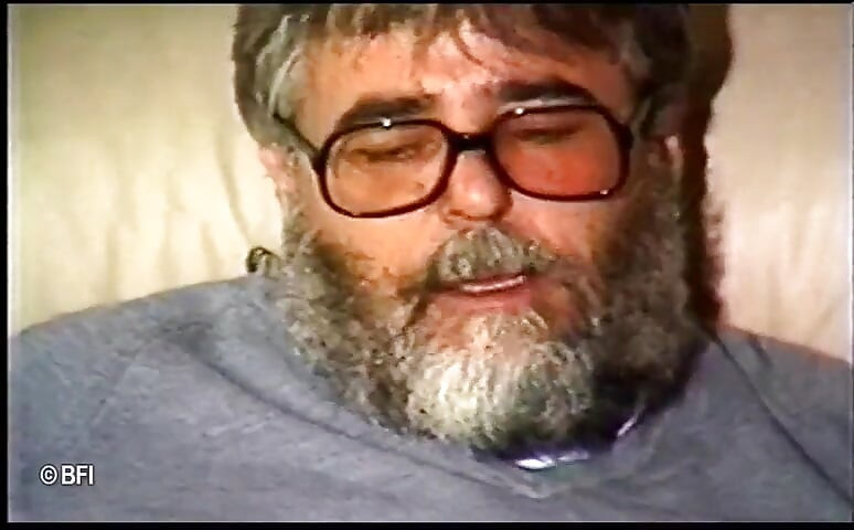 Yaşlı poppa zengin genç kızın ateşli götünü tokatlamanın tadını çıkarıyor.