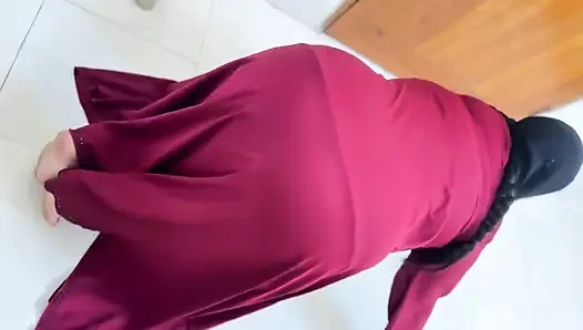 Güzel Müslüman ateşli üvey anne odayı temizlıyor ve büyük götünü göstererek beni baştan çıkarmaya çalışıyor benden göt sikişi istiyor