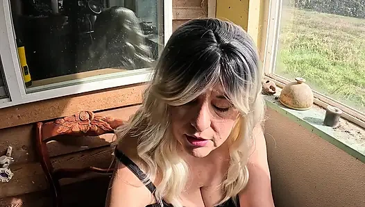 Güzel bir günde sigara içiyor