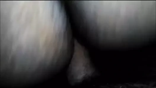 Yan odadaki biri yüzünden inlemelerini tuttu.