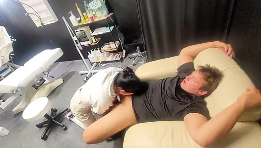 Bekleme odasında oturup bayana bakıyorum, heyecanlanıyor, mastürbasyon yapmaya başlıyorum, s