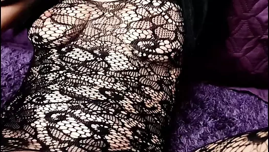 Fitness yapan orta yaşlı seksi kadın büyük şişman bir dildoyla amına mastürbasyon yapıyor