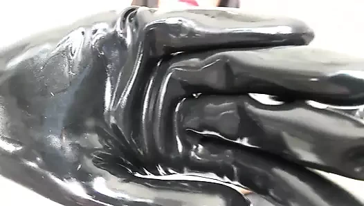 Ne zaman nefes alabileceğine ben karar veriyorum - siyah lateks eldivenler