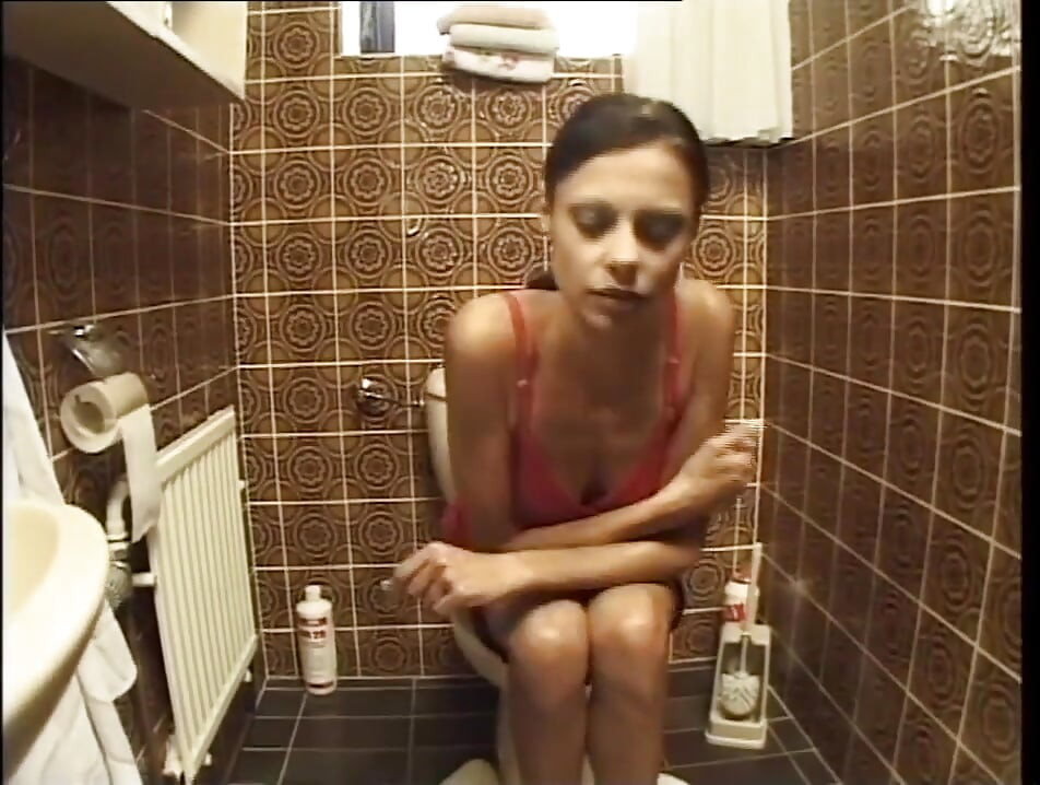 Sıska orta yaşlı seksi kadın banyoda sert seks yapıyor